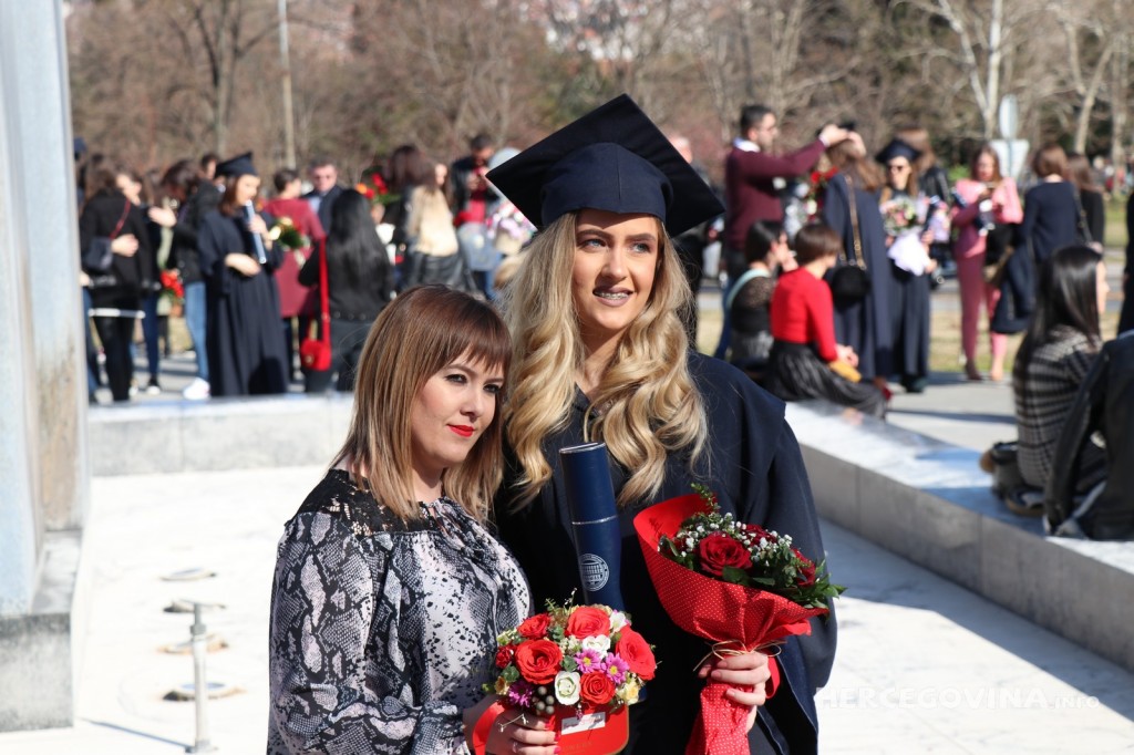 FPMOZ: Pogledajte kako je bilo nakon dodjela diploma ispred Hrvatskog doma Herceg Stjepan Kosača