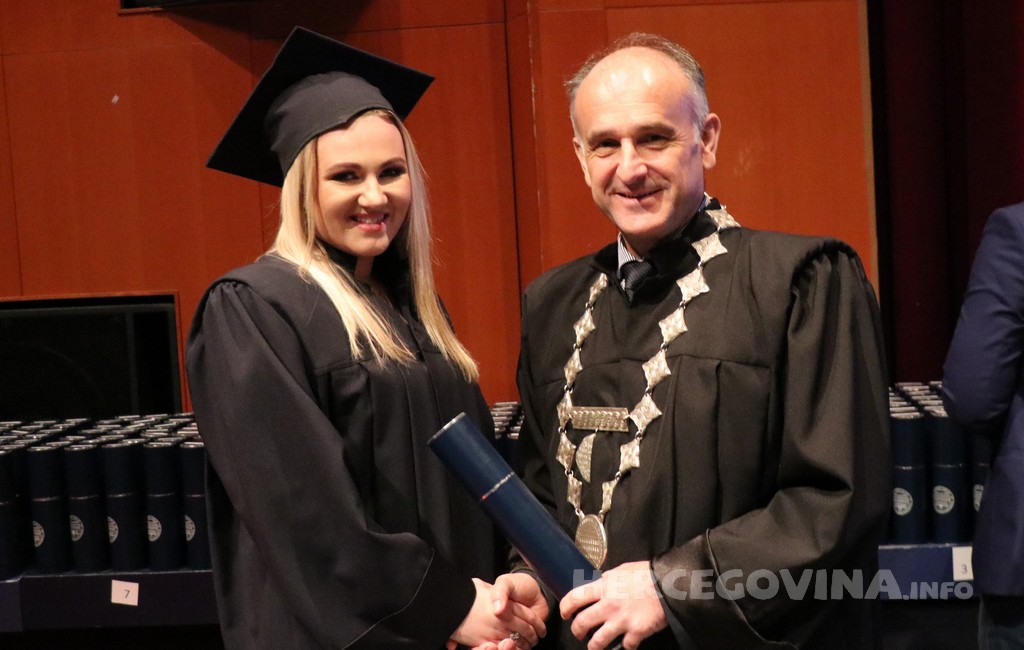 FPMOZ: Pogledajte tko je sve jučer dobio diplomu na svečanoj promociji diplomanata