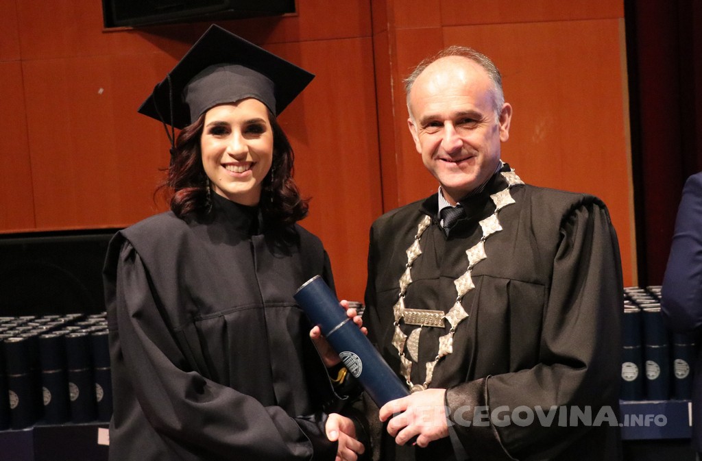 FPMOZ: Pogledajte tko je sve jučer dobio diplomu na svečanoj promociji diplomanata