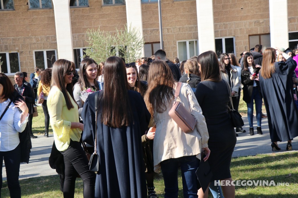 FPMOZ: Pogledajte kako je bilo nakon dodjela diploma ispred Hrvatskog doma Herceg Stjepan Kosača