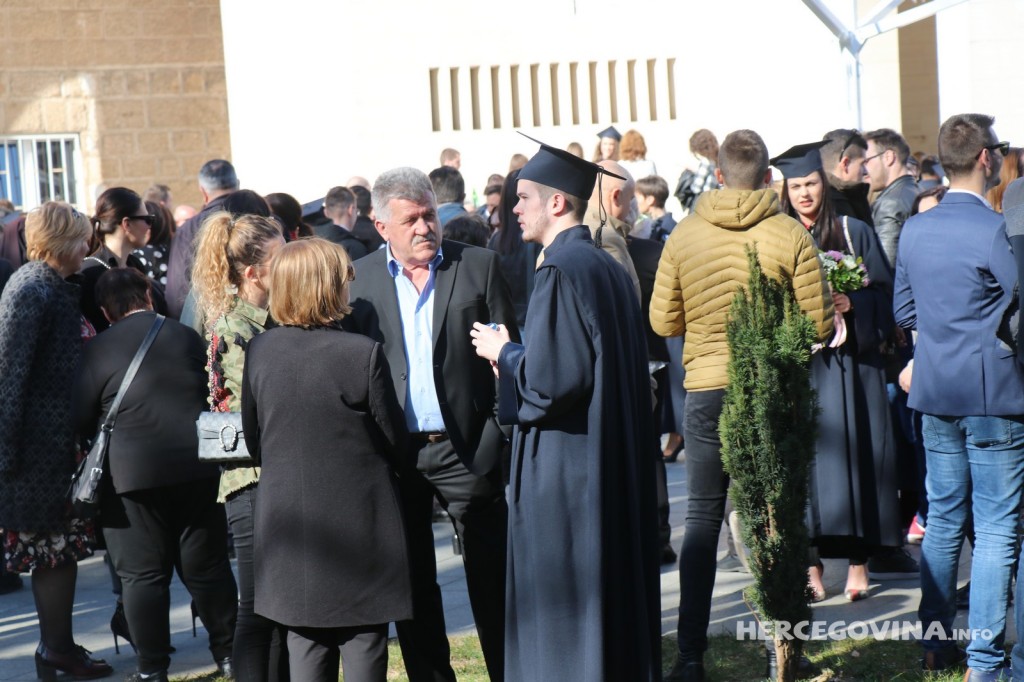 FPMOZ: Pogledajte kako je bilo nakon dodjela diploma ispred Hrvatskog doma Herceg Stjepan Kosača