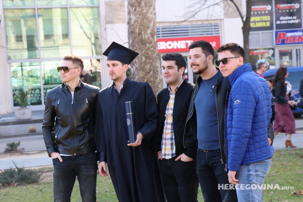 FPMOZ: Pogledajte kako je bilo nakon dodjela diploma ispred Hrvatskog doma Herceg Stjepan Kosača