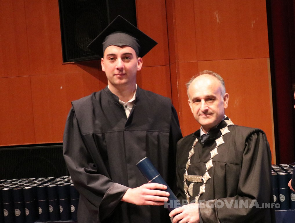 FPMOZ: Pogledajte tko je sve jučer dobio diplomu na svečanoj promociji diplomanata