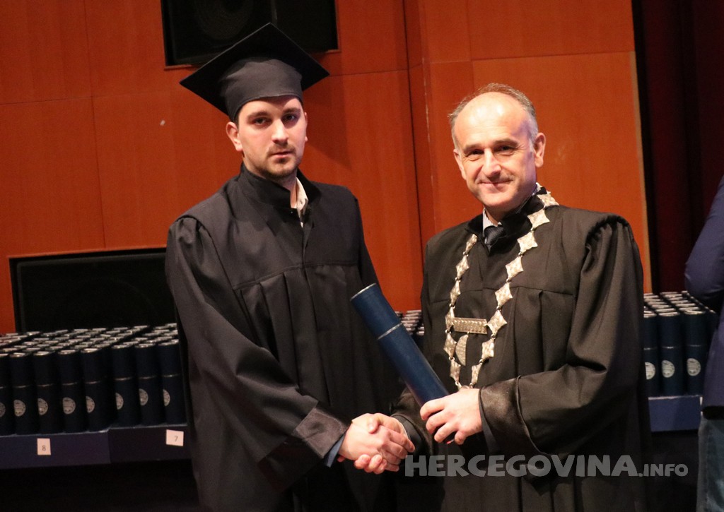 FPMOZ: Pogledajte tko je sve jučer dobio diplomu na svečanoj promociji diplomanata