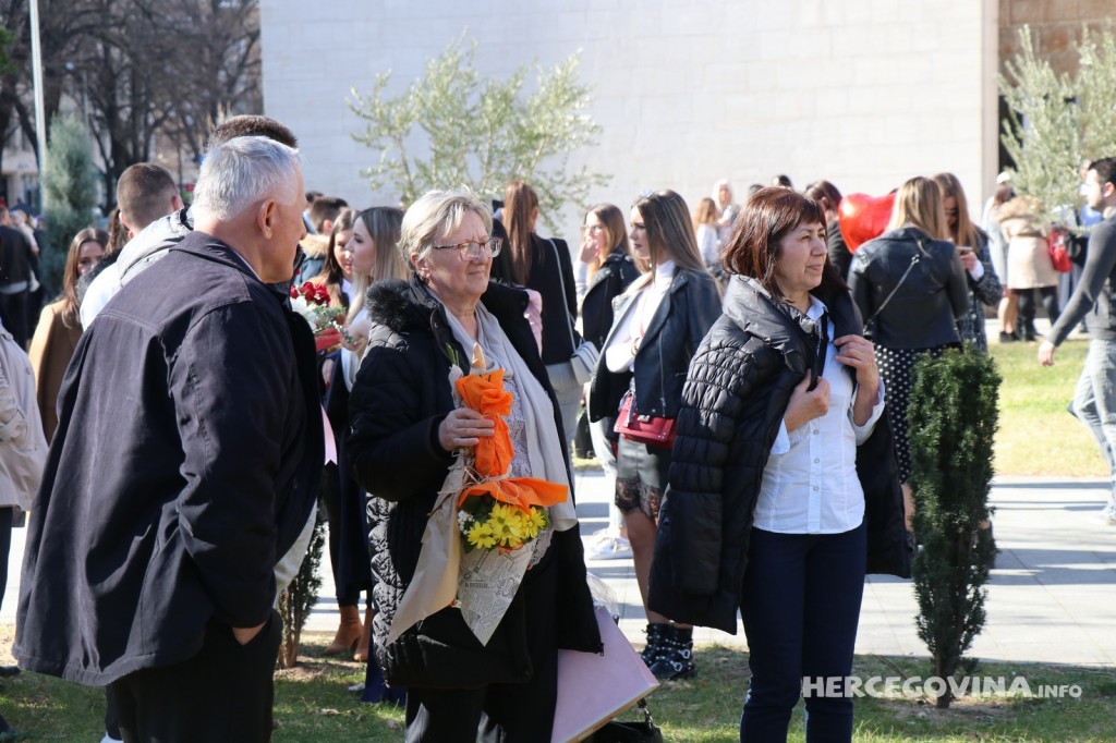 FPMOZ: Pogledajte kako je bilo nakon dodjela diploma ispred Hrvatskog doma Herceg Stjepan Kosača