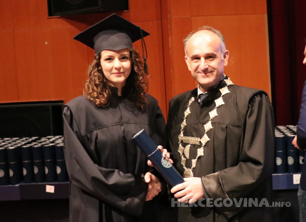 FPMOZ: Pogledajte tko je sve jučer dobio diplomu na svečanoj promociji diplomanata