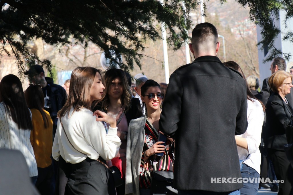 FPMOZ: Pogledajte kako je bilo nakon dodjela diploma ispred Hrvatskog doma Herceg Stjepan Kosača