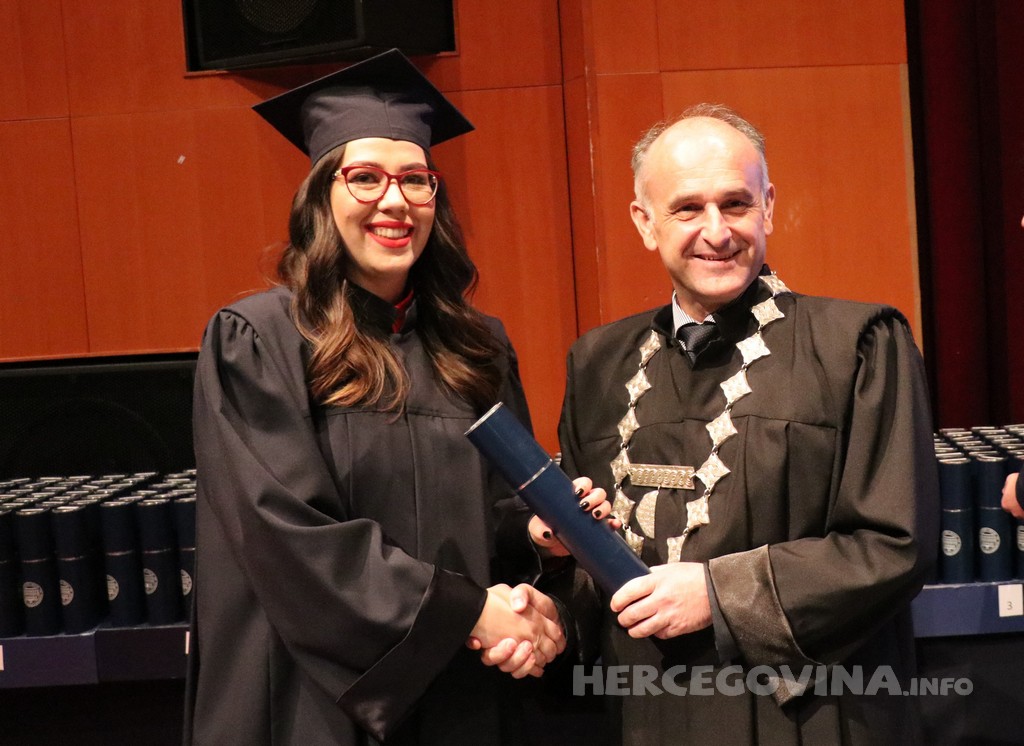 FPMOZ: Pogledajte tko je sve jučer dobio diplomu na svečanoj promociji diplomanata