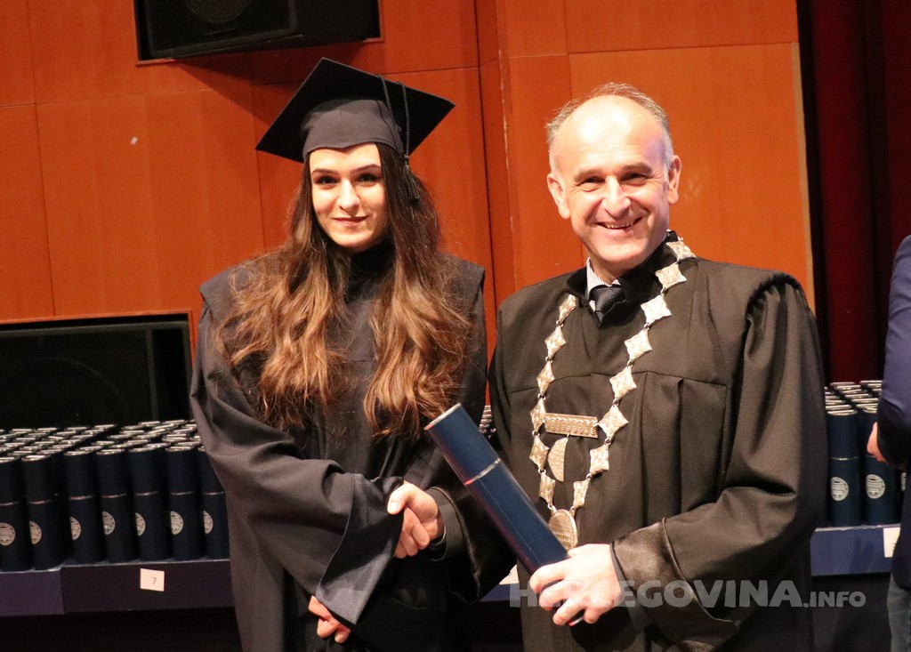 FPMOZ: Pogledajte tko je sve jučer dobio diplomu na svečanoj promociji diplomanata