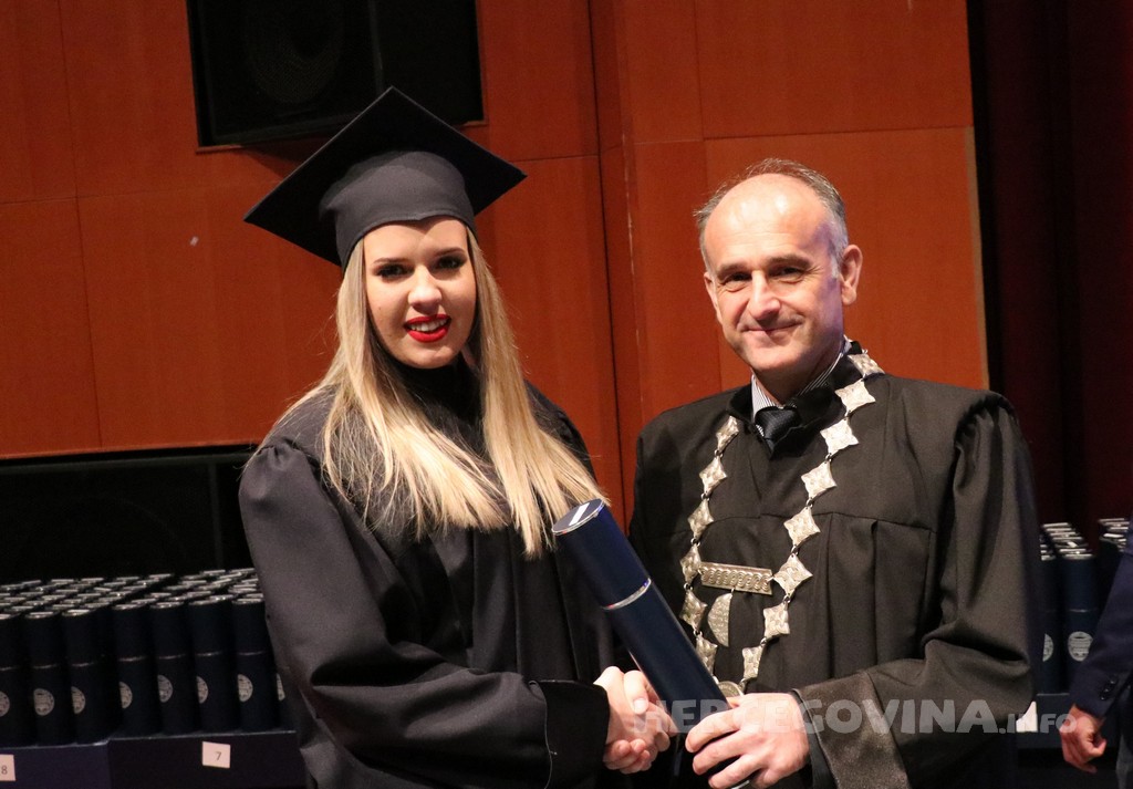 FPMOZ: Pogledajte tko je sve jučer dobio diplomu na svečanoj promociji diplomanata