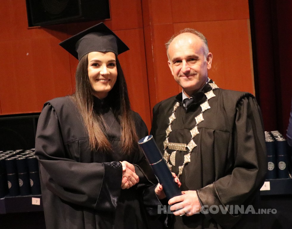 FPMOZ: Pogledajte tko je sve jučer dobio diplomu na svečanoj promociji diplomanata