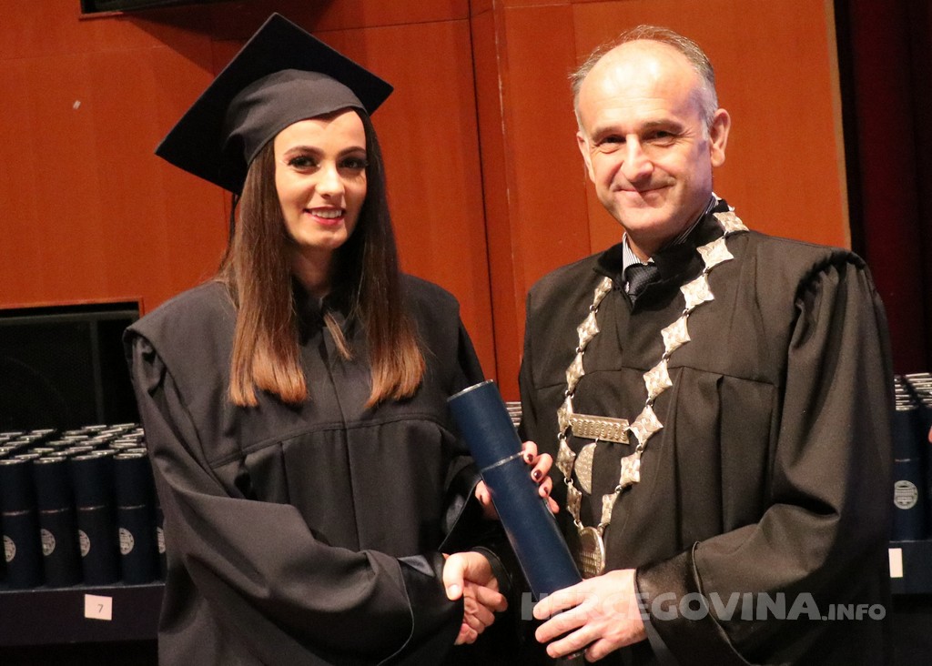 FPMOZ: Pogledajte tko je sve jučer dobio diplomu na svečanoj promociji diplomanata