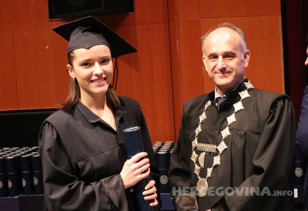 FPMOZ: Pogledajte tko je sve jučer dobio diplomu na svečanoj promociji diplomanata