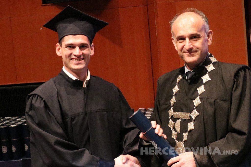 FPMOZ: Pogledajte tko je sve jučer dobio diplomu na svečanoj promociji diplomanata