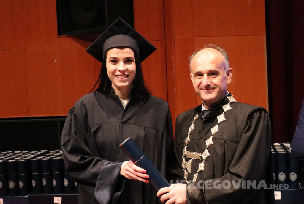 FPMOZ: Pogledajte tko je sve jučer dobio diplomu na svečanoj promociji diplomanata