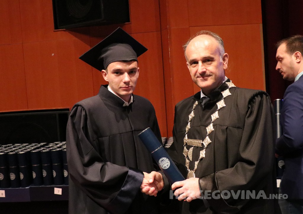 FPMOZ: Pogledajte tko je sve jučer dobio diplomu na svečanoj promociji diplomanata