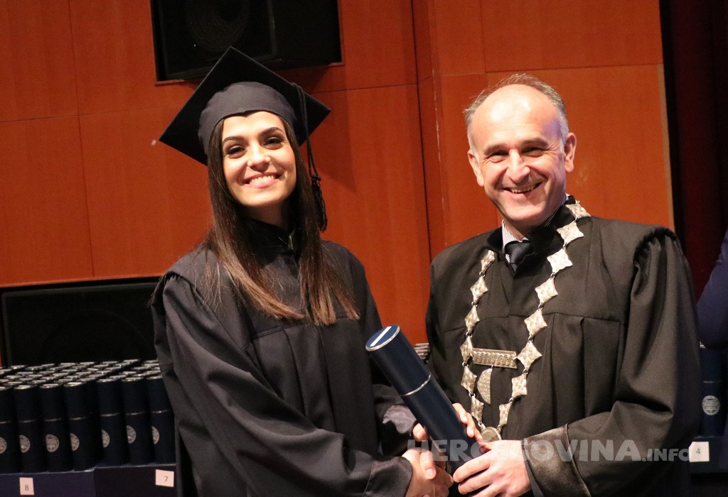 FPMOZ: Pogledajte tko je sve jučer dobio diplomu na svečanoj promociji diplomanata