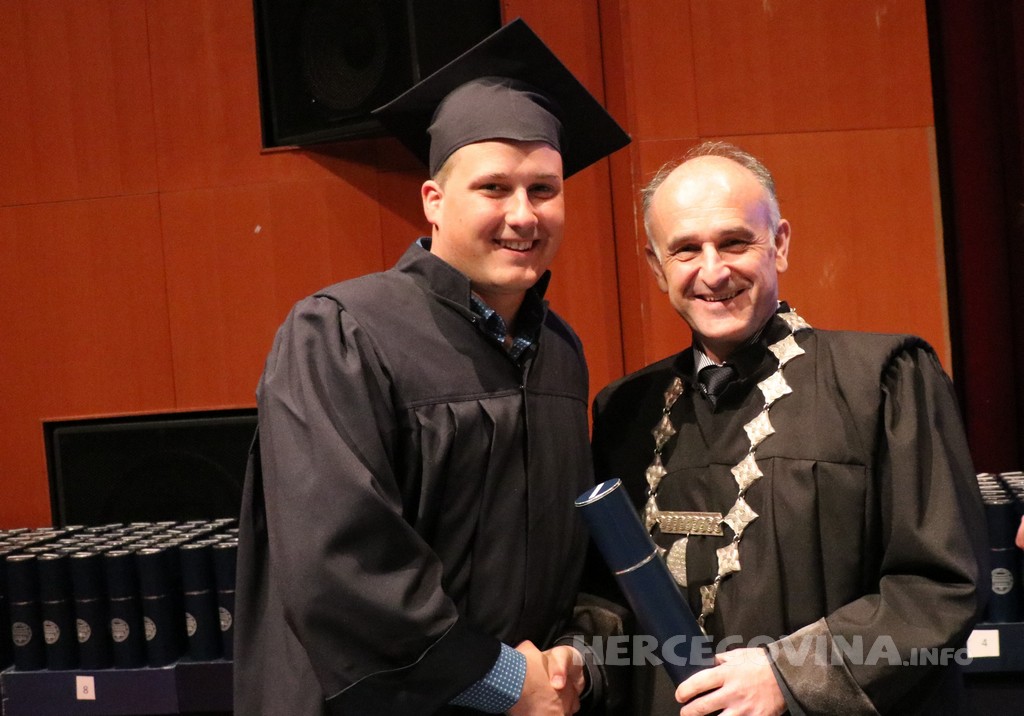 FPMOZ: Pogledajte tko je sve jučer dobio diplomu na svečanoj promociji diplomanata