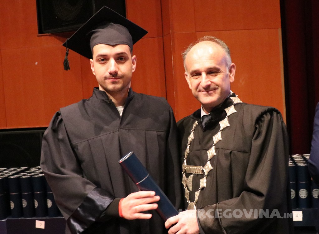 FPMOZ: Pogledajte tko je sve jučer dobio diplomu na svečanoj promociji diplomanata