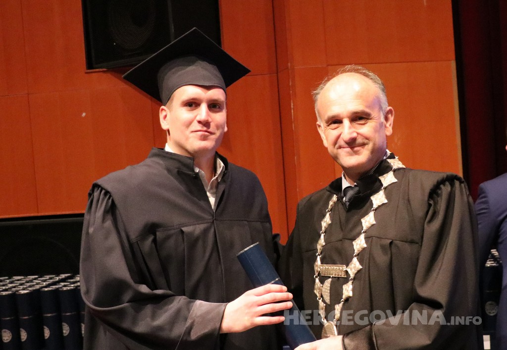 FPMOZ: Pogledajte tko je sve jučer dobio diplomu na svečanoj promociji diplomanata