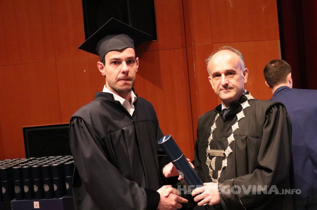 FPMOZ: Pogledajte tko je sve jučer dobio diplomu na svečanoj promociji diplomanata