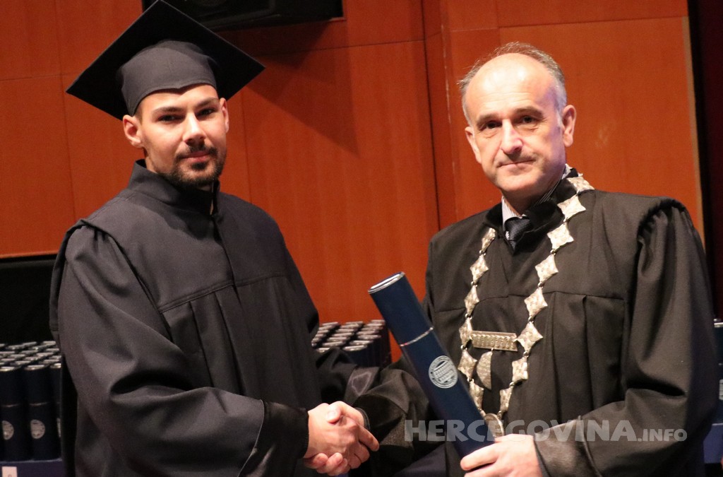 FPMOZ: Pogledajte tko je sve jučer dobio diplomu na svečanoj promociji diplomanata