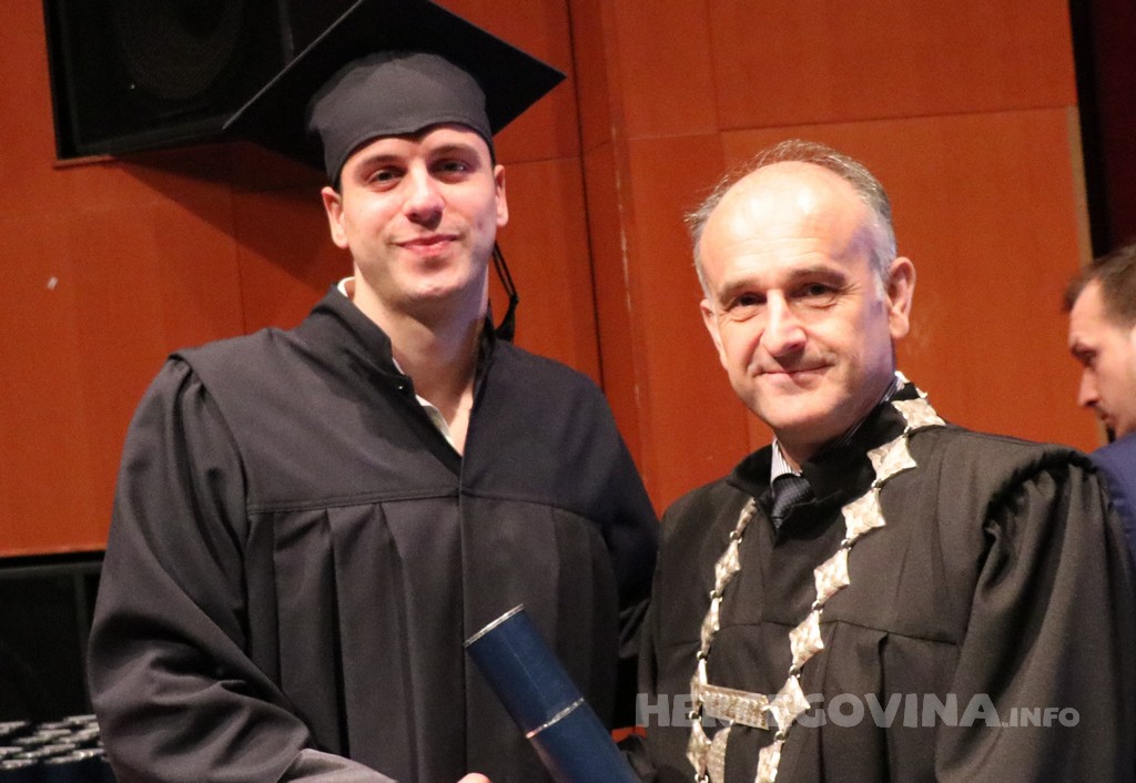 FPMOZ: Pogledajte tko je sve jučer dobio diplomu na svečanoj promociji diplomanata