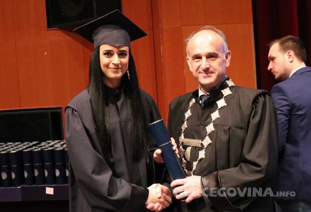 FPMOZ: Pogledajte tko je sve jučer dobio diplomu na svečanoj promociji diplomanata