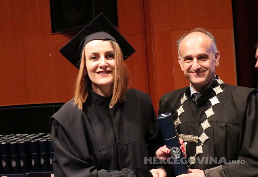 FPMOZ: Pogledajte tko je sve jučer dobio diplomu na svečanoj promociji diplomanata