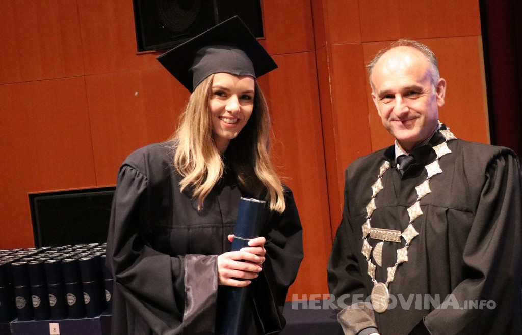 FPMOZ: Pogledajte tko je sve jučer dobio diplomu na svečanoj promociji diplomanata