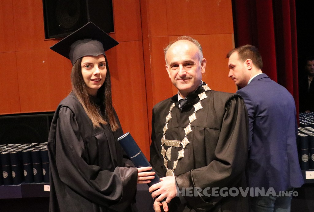 FPMOZ: Pogledajte tko je sve jučer dobio diplomu na svečanoj promociji diplomanata