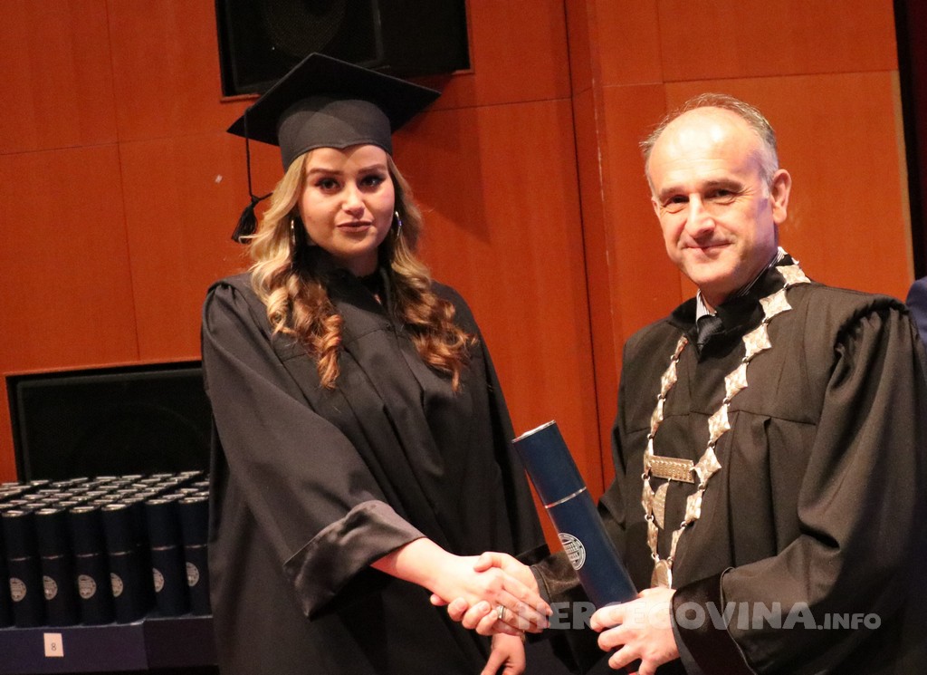 FPMOZ: Pogledajte tko je sve jučer dobio diplomu na svečanoj promociji diplomanata