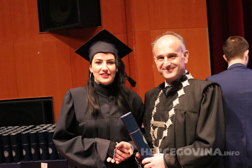 FPMOZ: Pogledajte tko je sve jučer dobio diplomu na svečanoj promociji diplomanata