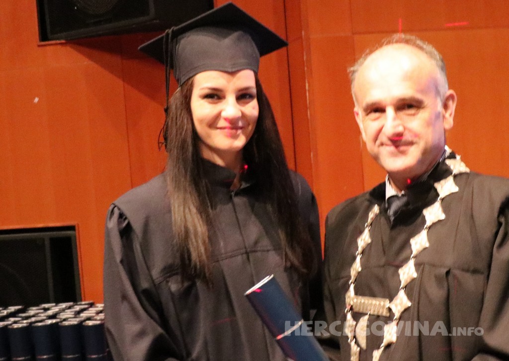 FPMOZ: Pogledajte tko je sve jučer dobio diplomu na svečanoj promociji diplomanata