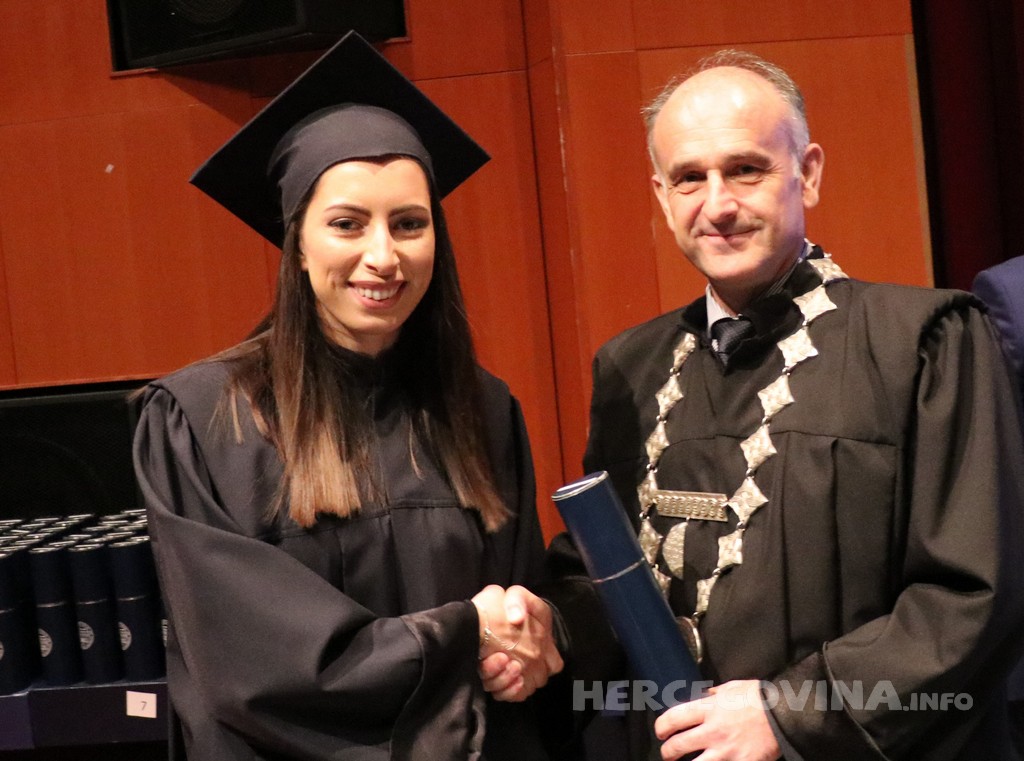 FPMOZ: Pogledajte tko je sve jučer dobio diplomu na svečanoj promociji diplomanata