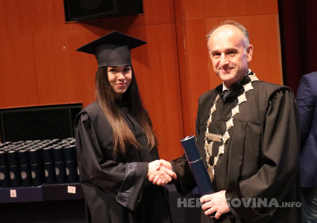 FPMOZ: Pogledajte tko je sve jučer dobio diplomu na svečanoj promociji diplomanata