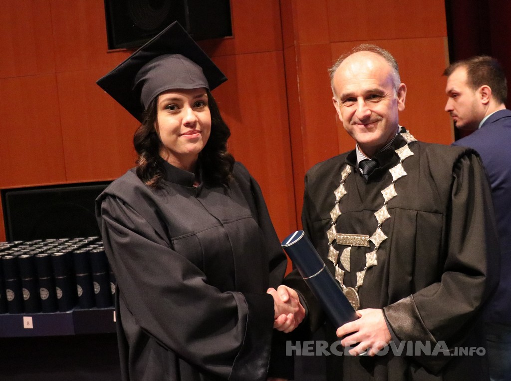 FPMOZ: Pogledajte tko je sve jučer dobio diplomu na svečanoj promociji diplomanata