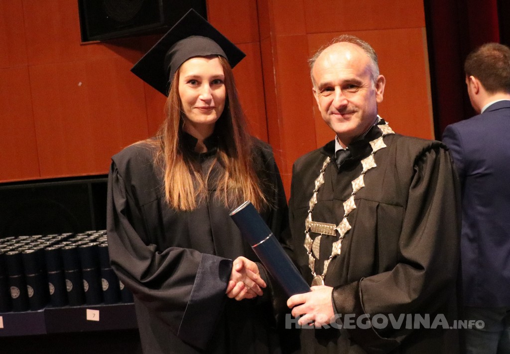 FPMOZ: Pogledajte tko je sve jučer dobio diplomu na svečanoj promociji diplomanata