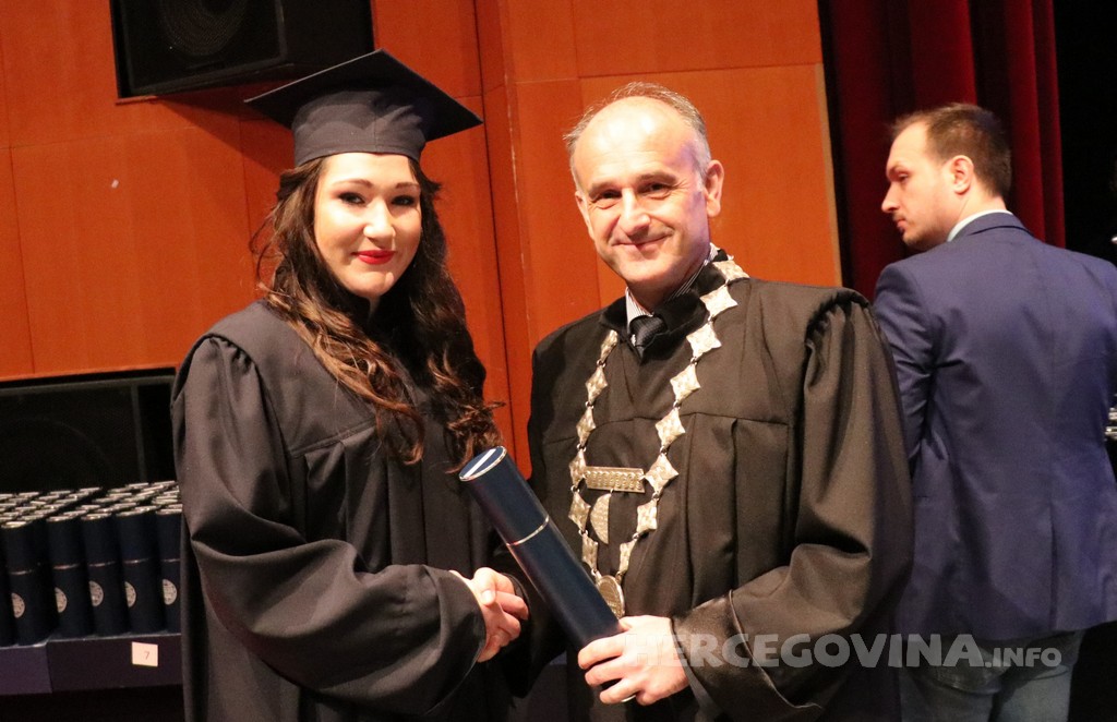 FPMOZ: Pogledajte tko je sve jučer dobio diplomu na svečanoj promociji diplomanata