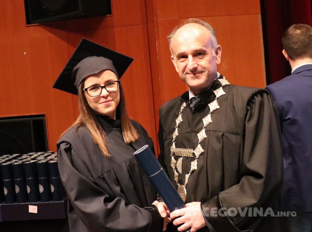 FPMOZ: Pogledajte tko je sve jučer dobio diplomu na svečanoj promociji diplomanata