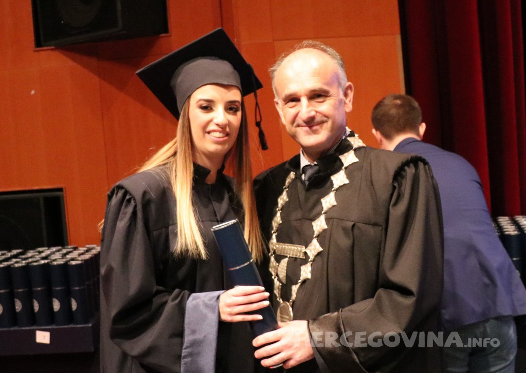 FPMOZ: Pogledajte tko je sve jučer dobio diplomu na svečanoj promociji diplomanata