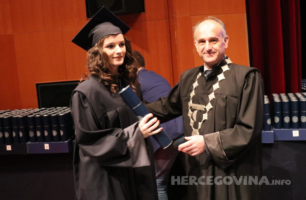 FPMOZ: Pogledajte tko je sve jučer dobio diplomu na svečanoj promociji diplomanata