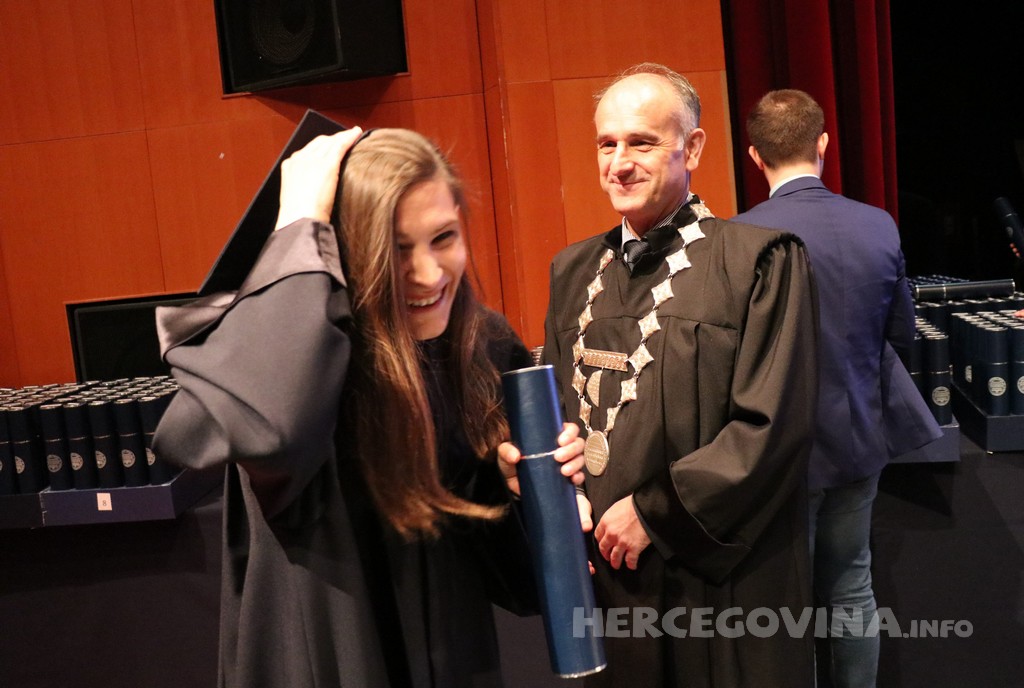 FPMOZ: Pogledajte tko je sve jučer dobio diplomu na svečanoj promociji diplomanata