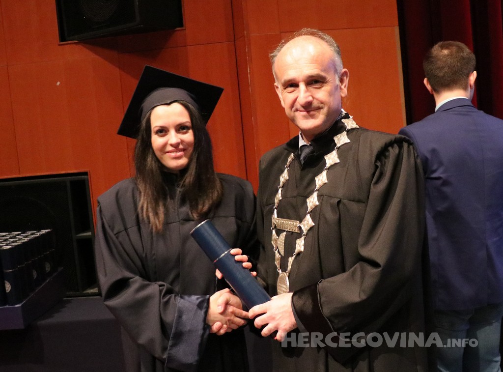 FPMOZ: Pogledajte tko je sve jučer dobio diplomu na svečanoj promociji diplomanata