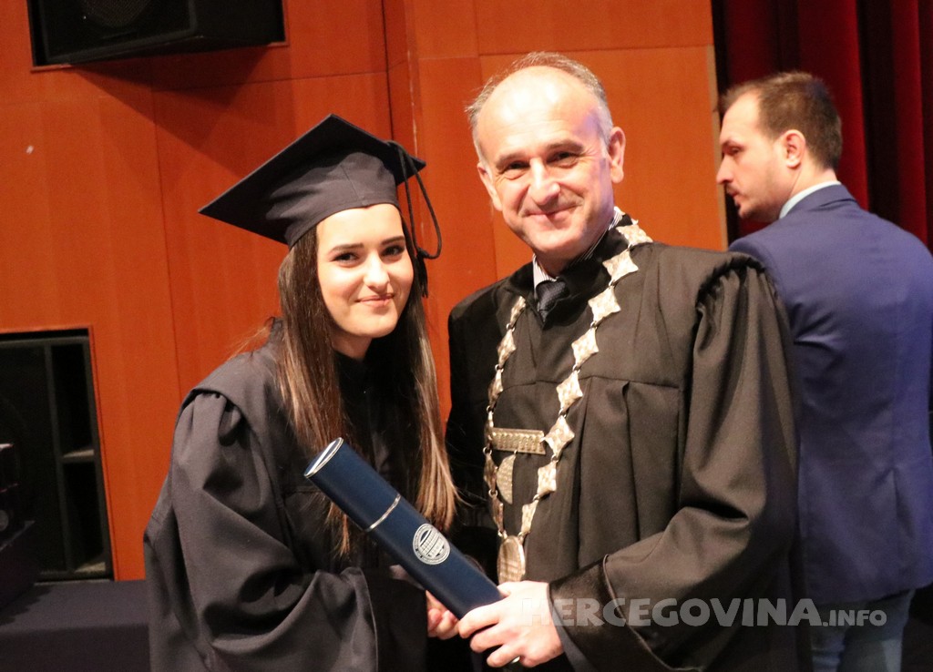 FPMOZ: Pogledajte tko je sve jučer dobio diplomu na svečanoj promociji diplomanata