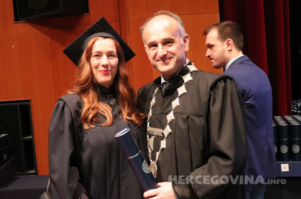 FPMOZ: Pogledajte tko je sve jučer dobio diplomu na svečanoj promociji diplomanata