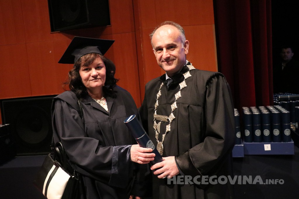 FPMOZ: Pogledajte tko je sve jučer dobio diplomu na svečanoj promociji diplomanata