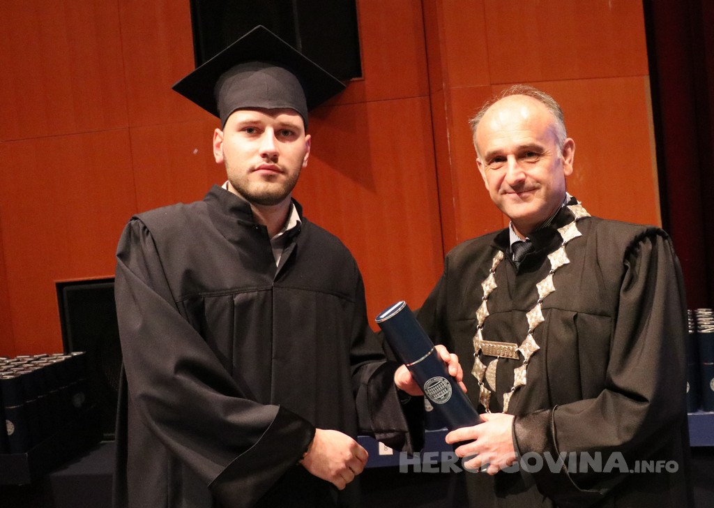 FPMOZ: Pogledajte tko je sve jučer dobio diplomu na svečanoj promociji diplomanata