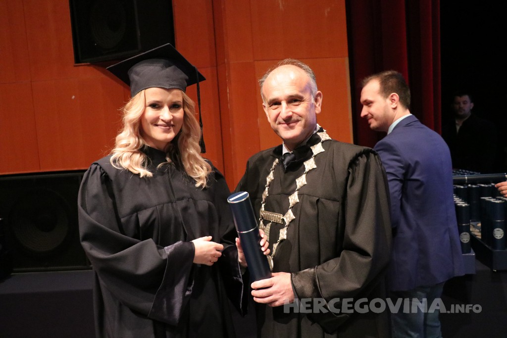 FPMOZ: Pogledajte tko je sve jučer dobio diplomu na svečanoj promociji diplomanata