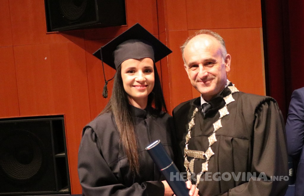 FPMOZ: Pogledajte tko je sve jučer dobio diplomu na svečanoj promociji diplomanata